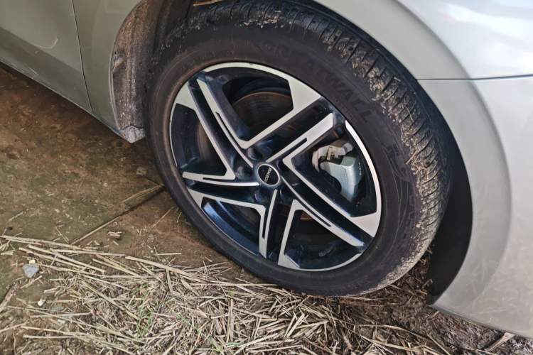 Used Roewe D7 2023 DMH 125km Flagship Edition Right Front Wheel Hub