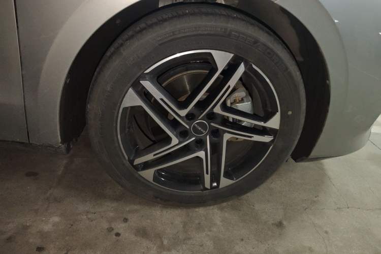 Used Roewe D7 2023 EV 510km Rear-Drive Flagship Edition Right Front Wheel Hub