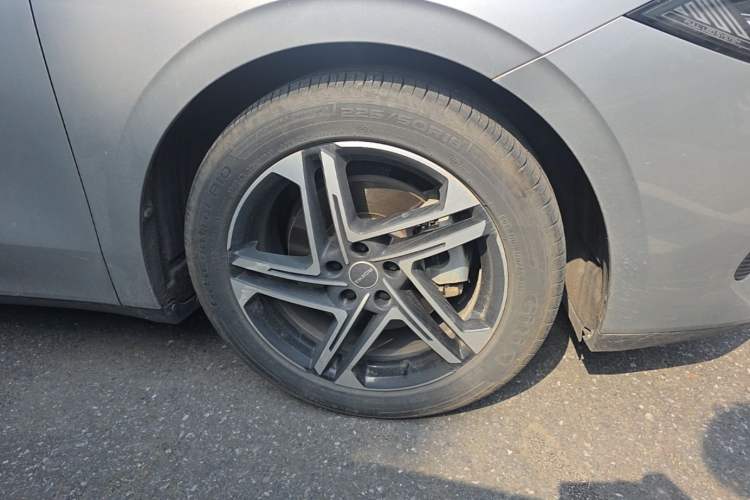 Used Roewe D7 2023 DMH 125km Flagship Edition Right Front Wheel Hub