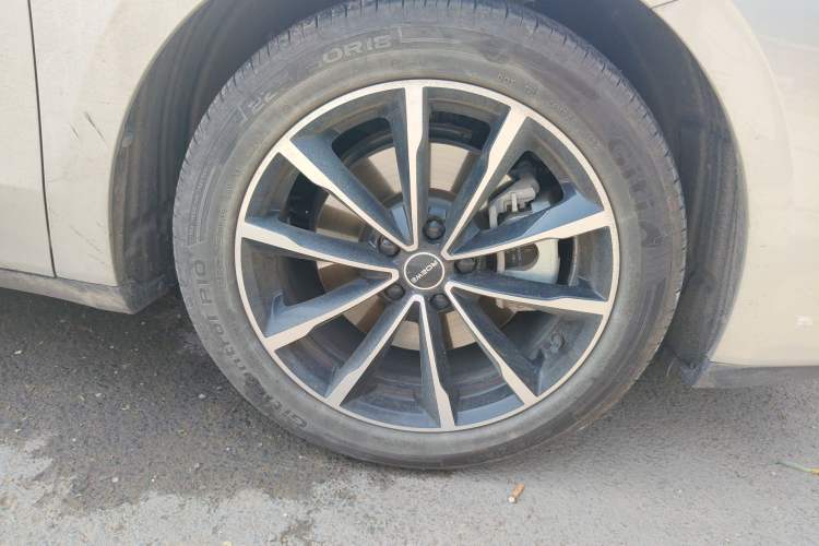 Used Roewe D7 2023 DMH 125km Superior Edition Right Front Wheel Hub