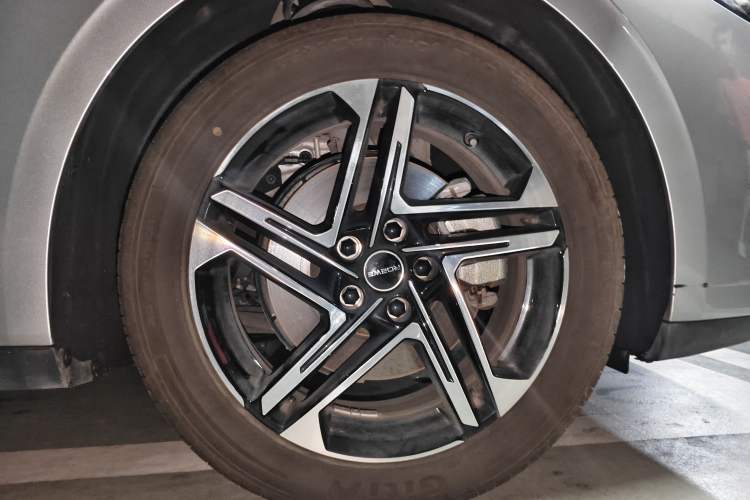 Used Roewe D7 2023 DMH 125km Excellence Edition Right Front Wheel Hub