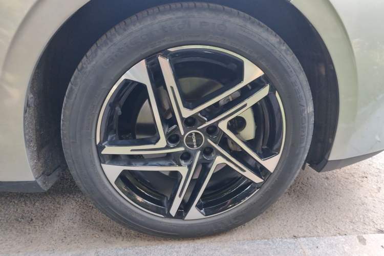 Used Roewe D7 2023 DMH 125km Flagship Edition Right Front Wheel Hub