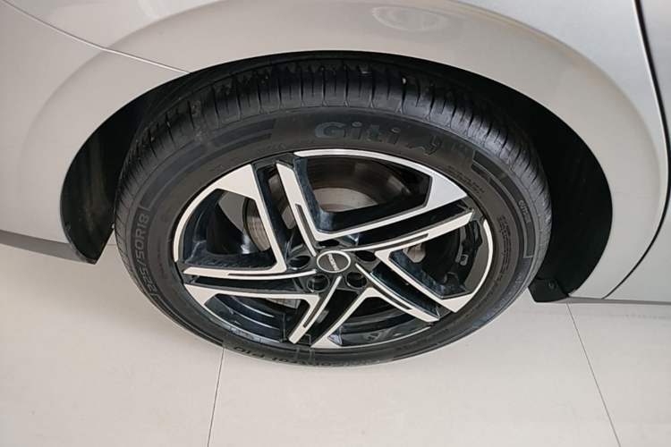 Used Roewe D7 2023 DMH 125km Superior Edition Right Rear Wheel Hub