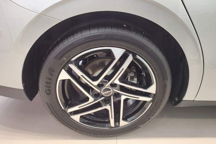 Used Roewe D7 2023 DMH 125km Flagship Edition Right Rear Wheel Hub