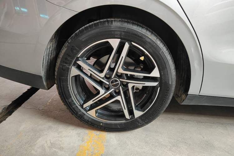 Used Roewe D7 2023 DMH 125km Superior Edition Right Rear Wheel Hub