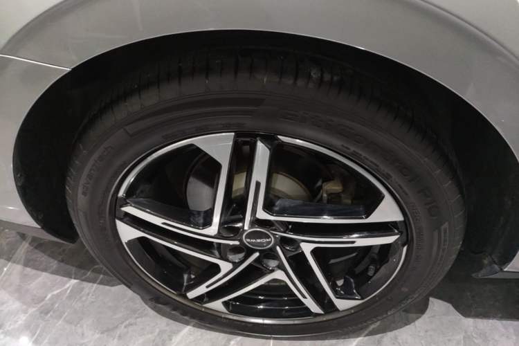 Used Roewe D7 2023 DMH 125km Flagship Edition Right Rear Wheel Hub