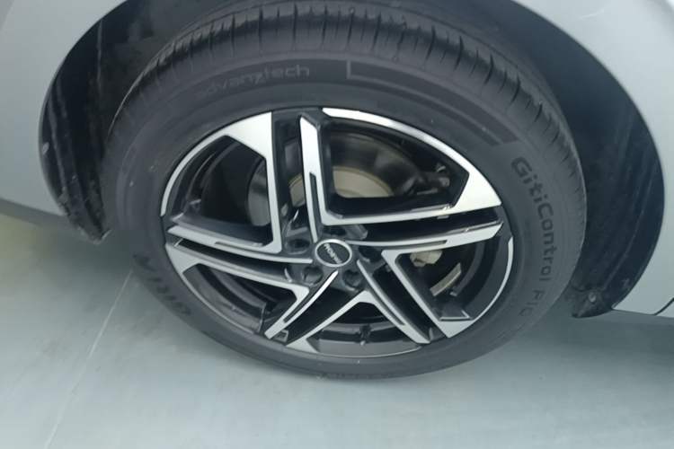 Used Roewe D7 2023 DMH 125km Flagship Edition Right Rear Wheel Hub