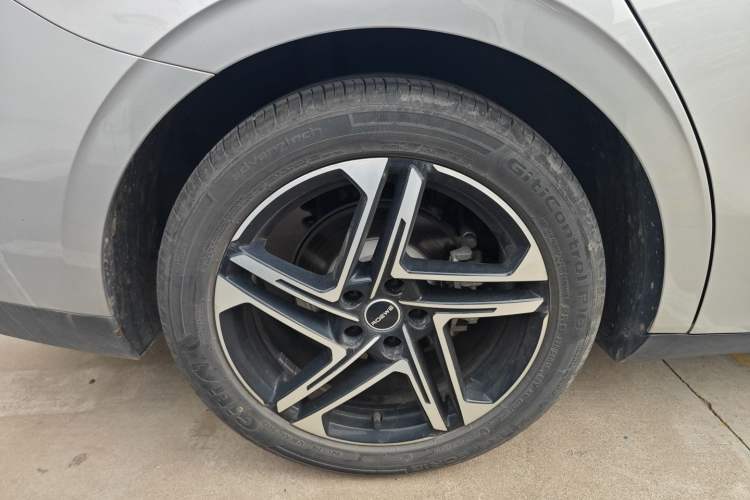 Used Roewe D7 2023 DMH 125km Flagship Edition Right Rear Wheel Hub