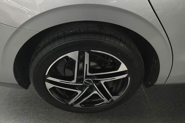 Used Roewe D7 2023 DMH 125km Flagship Edition Right Rear Wheel Hub
