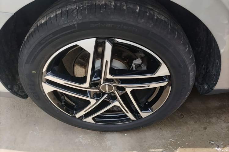 Used Roewe D7 2023 DMH 125km Flagship Edition Right Rear Wheel Hub