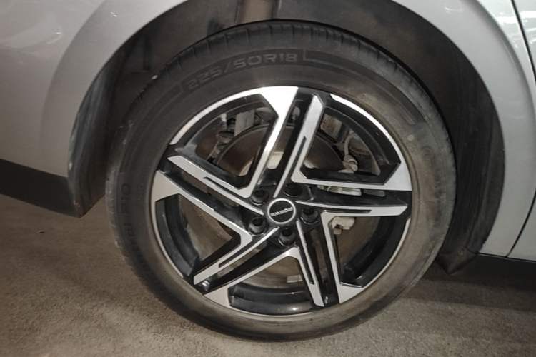 Used Roewe D7 2023 DMH 125km Flagship Edition Right Rear Wheel Hub