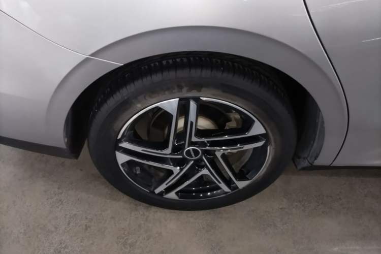 Used Roewe D7 2023 DMH 125km Flagship Edition Right Rear Wheel Hub