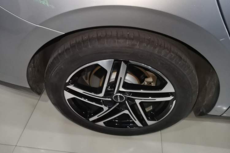 Used Roewe D7 2023 DMH 125km Flagship Edition Right Rear Wheel Hub