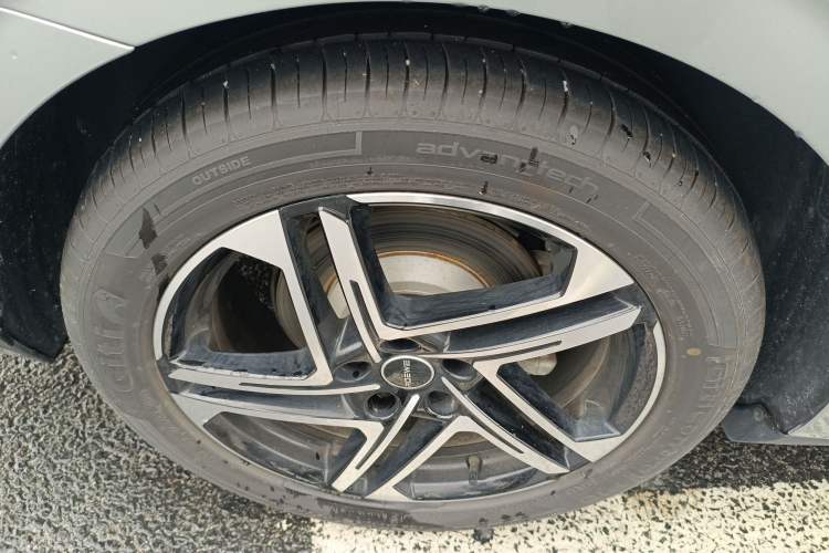 Used Roewe D7 2023 DMH 125km Excellence Edition Right Rear Wheel Hub
