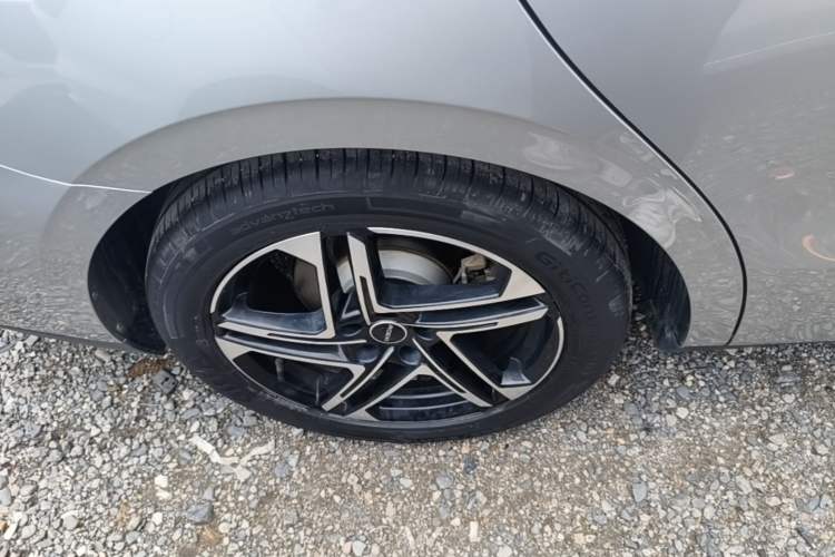 Used Roewe D7 2023 DMH 125km Flagship Edition Right Rear Wheel Hub