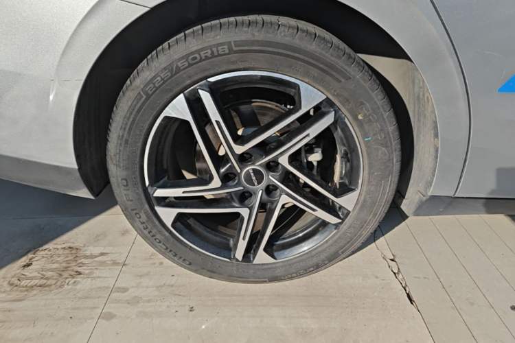 Used Roewe D7 2023 DMH 125km Flagship Edition Right Rear Wheel Hub