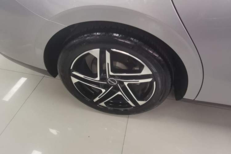 Used Roewe D7 2023 DMH 125km Flagship Edition Right Rear Wheel Hub