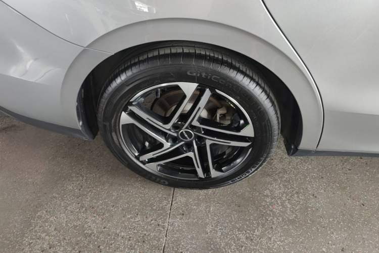 Used Roewe D7 2023 DMH 125km Flagship Edition Right Rear Wheel Hub