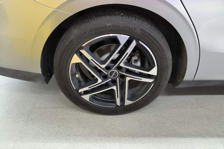 Used Roewe D7 2023 DMH 125km Excellence Edition Right Rear Wheel Hub