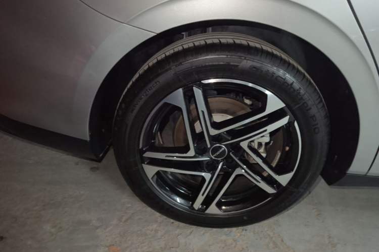 Used Roewe D7 2023 DMH 125km Flagship Edition Right Rear Wheel Hub