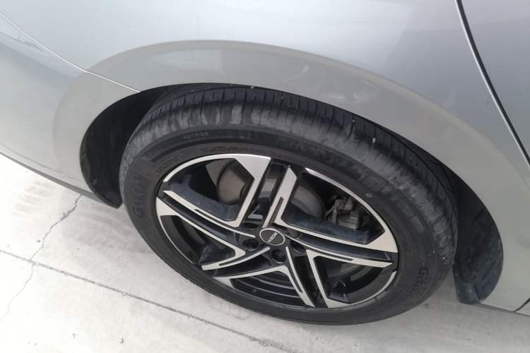 Used Roewe D7 2023 DMH 125km Flagship Edition Right Rear Wheel Hub