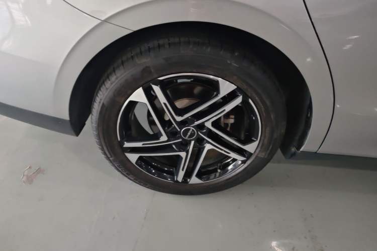 Used Roewe D7 2023 DMH 125km Superior Edition Right Rear Wheel Hub