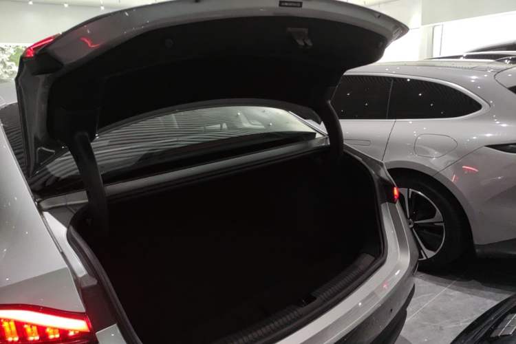 Used Roewe D7 2023 DMH 125km Flagship Edition Trunk