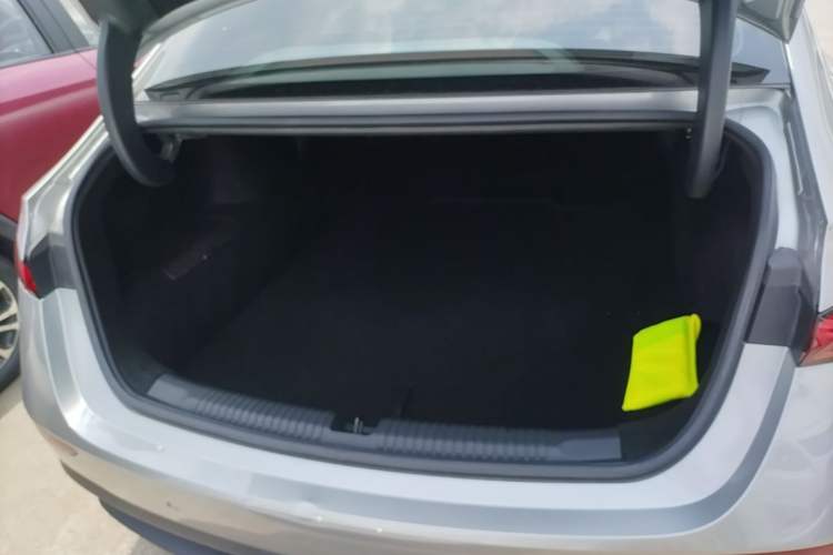 Used Roewe D7 2023 DMH 125km Flagship Edition Trunk