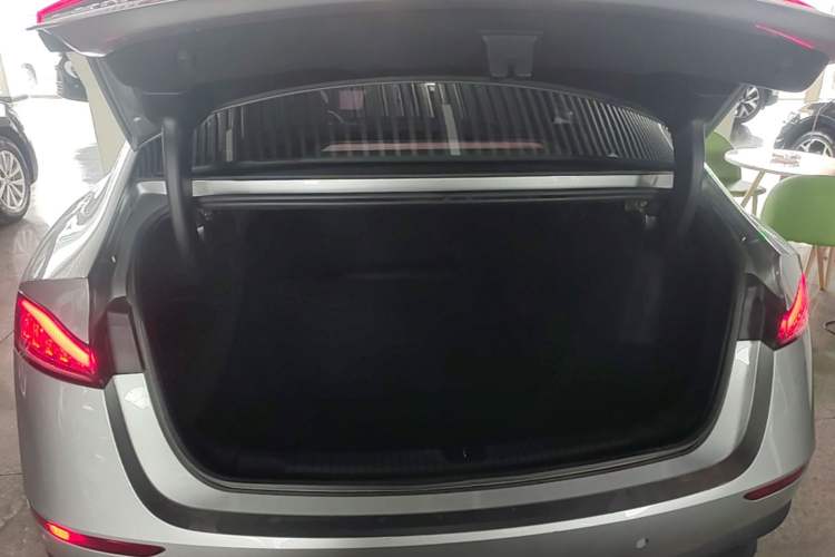 Used Roewe D7 2023 DMH 125km Flagship Edition Trunk