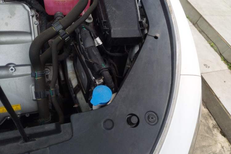 Used Roewe D7 2023 DMH 125km Excellence Edition Engine Bay Left