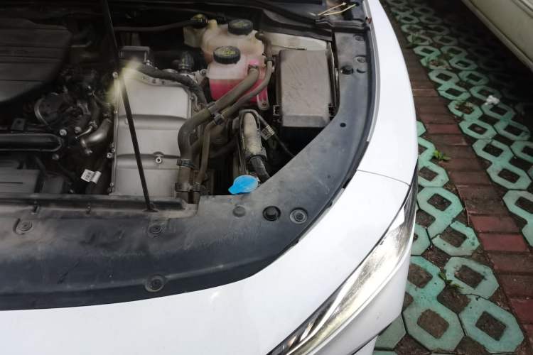 Used Roewe D7 2023 DMH 125km Superior Edition Engine Bay Left