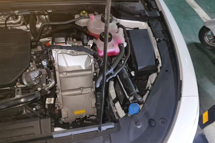 Used Roewe D7 2023 DMH 125km Excellence Edition Engine Bay Left