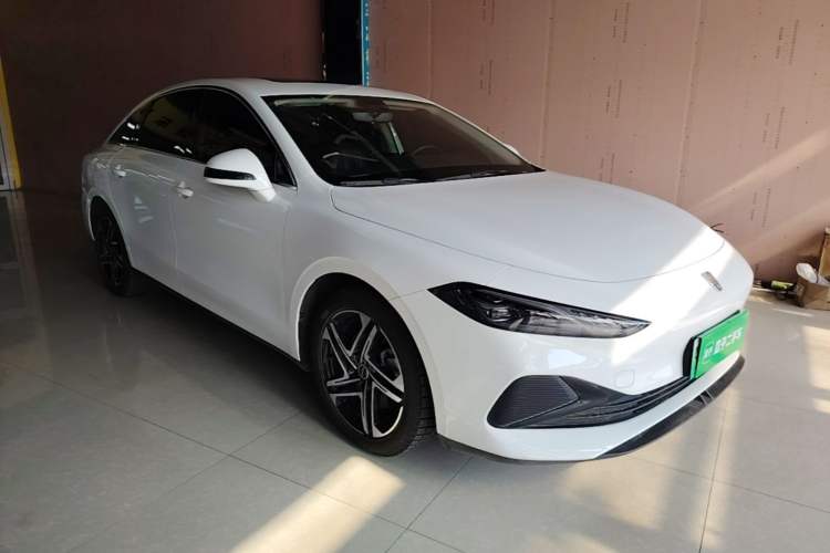 Used Roewe D7 2023 DMH 125km Superior Edition Front Right 45 Deg