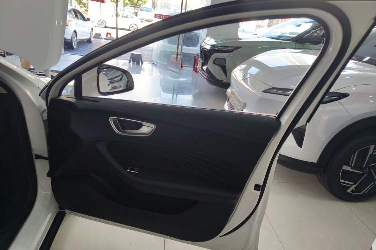 Used Roewe D7 2023 DMH 125km Superior Edition Interior 2