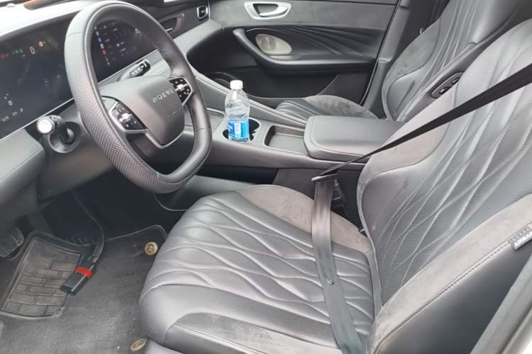 Used Roewe D7 2023 EV 610 km Range Rear-Drive Flagship Model Left Front Seat