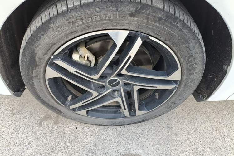 Used Roewe D7 2023 DMH 125km Superior Edition Left Front Wheel Hub