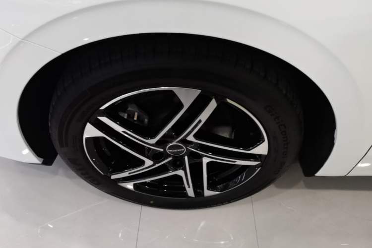 Used Roewe D7 2023 DMH 125km Superior Edition Left Front Wheel Hub