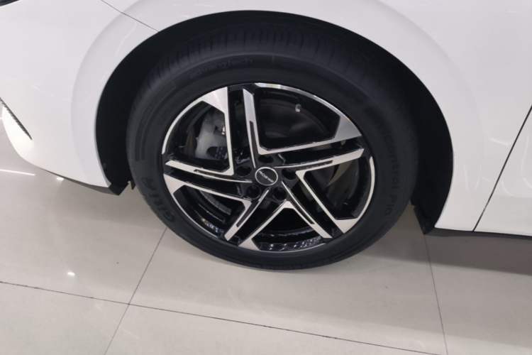 Used Roewe D7 2023 DMH 125km Excellence Edition Left Front Wheel Hub