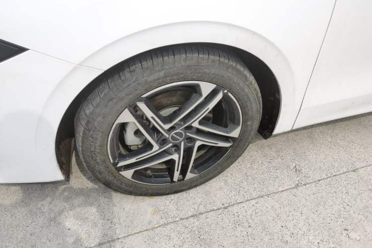 Used Roewe D7 2023 DMH 125km Superior Edition Left Front Wheel Hub