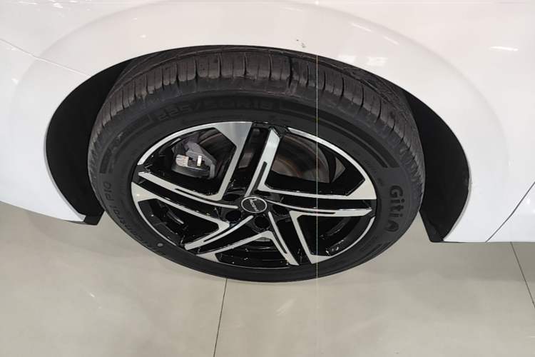 Used Roewe D7 2023 DMH 125km Superior Edition Left Front Wheel Hub