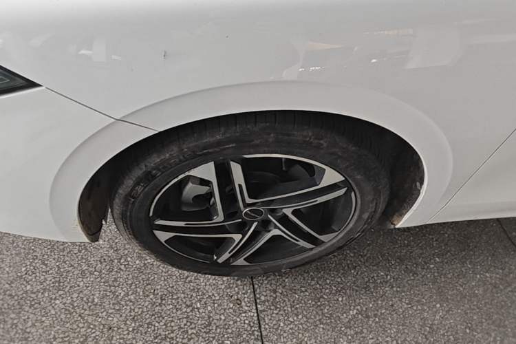 Used Roewe D7 2023 DMH 125km Excellence Edition Left Front Wheel Hub