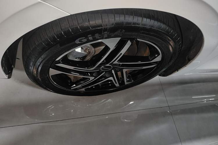 Used Roewe D7 2023 DMH 125km Superior Edition Left Front Wheel Hub