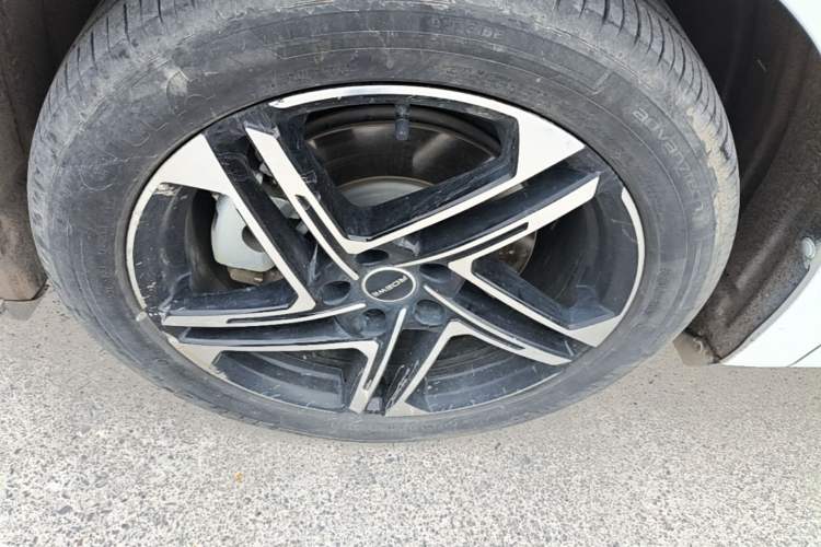 Used Roewe D7 2023 DMH 125km Superior Edition Left Front Wheel Hub