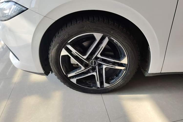 Used Roewe D7 2023 DMH 125km Superior Edition Left Front Wheel Hub