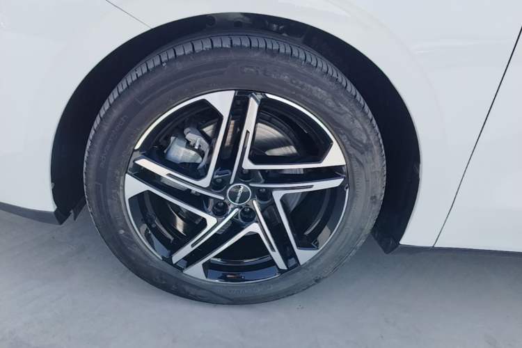 Used Roewe D7 2023 DMH 125km Excellence Edition Left Front Wheel Hub