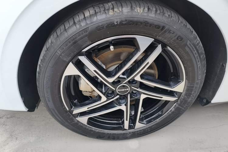 Used Roewe D7 2023 EV 610 km Range Rear-Drive Flagship Model Left Front Wheel Hub