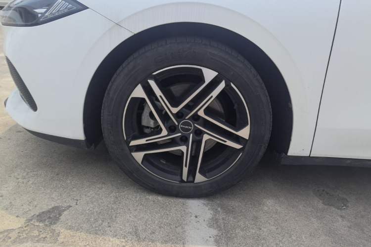 Used Roewe D7 2023 DMH 125km Excellence Edition Left Front Wheel Hub