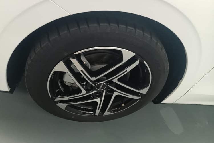 Used Roewe D7 2023 DMH 125km Superior Edition Left Front Wheel Hub