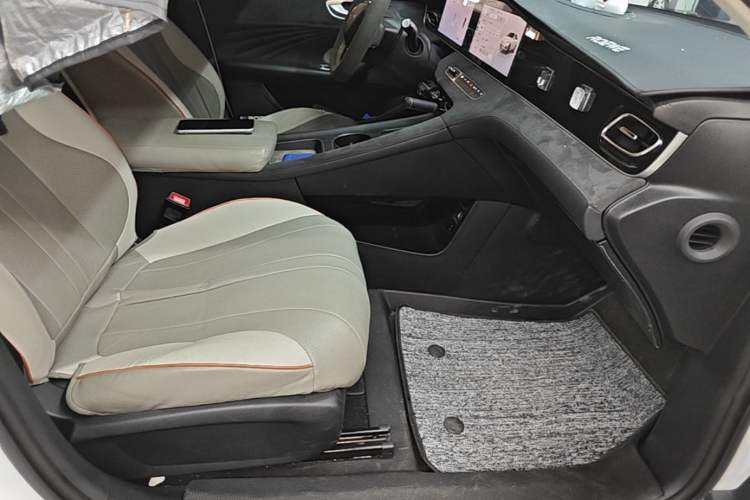 Used Roewe D7 2023 DMH 125km Excellence Edition Right Front Seat