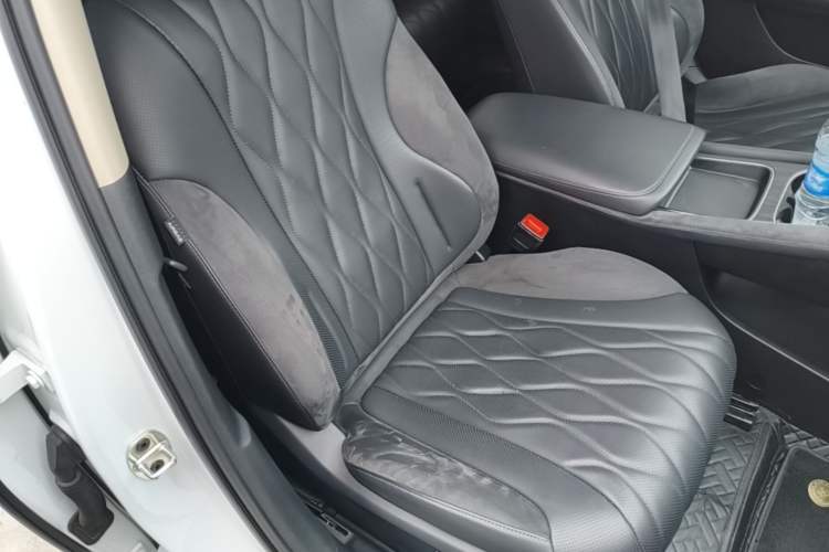 Used Roewe D7 2023 EV 610 km Range Rear-Drive Flagship Model Right Front Seat